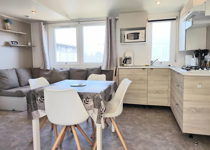 Mobil Confort Dans Parc Residentiel De Loisirs Campsite